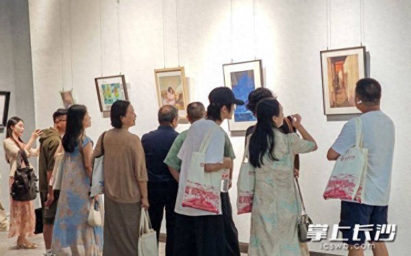 美港通配资 154件作品奏响水彩艺术“轻音乐”，首届湖南小幅水彩展在衡阳师范学院开幕｜组图